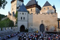 /album/fotogalerie-hrad-karlstejn-narodni-kulturni-pamatka-nkp/verejna-generalka-divadelniho-predstaveni-noc-na-karlstejne-jpg1/